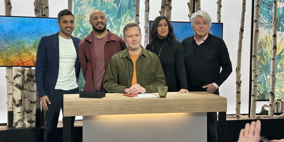 Marcel Soulodre présentant le spectacle Blue Suede Shoes consacré aux origines du rock n roll sur France 3 Alsace